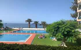 Comodoro, Situado En Frente Del Mar